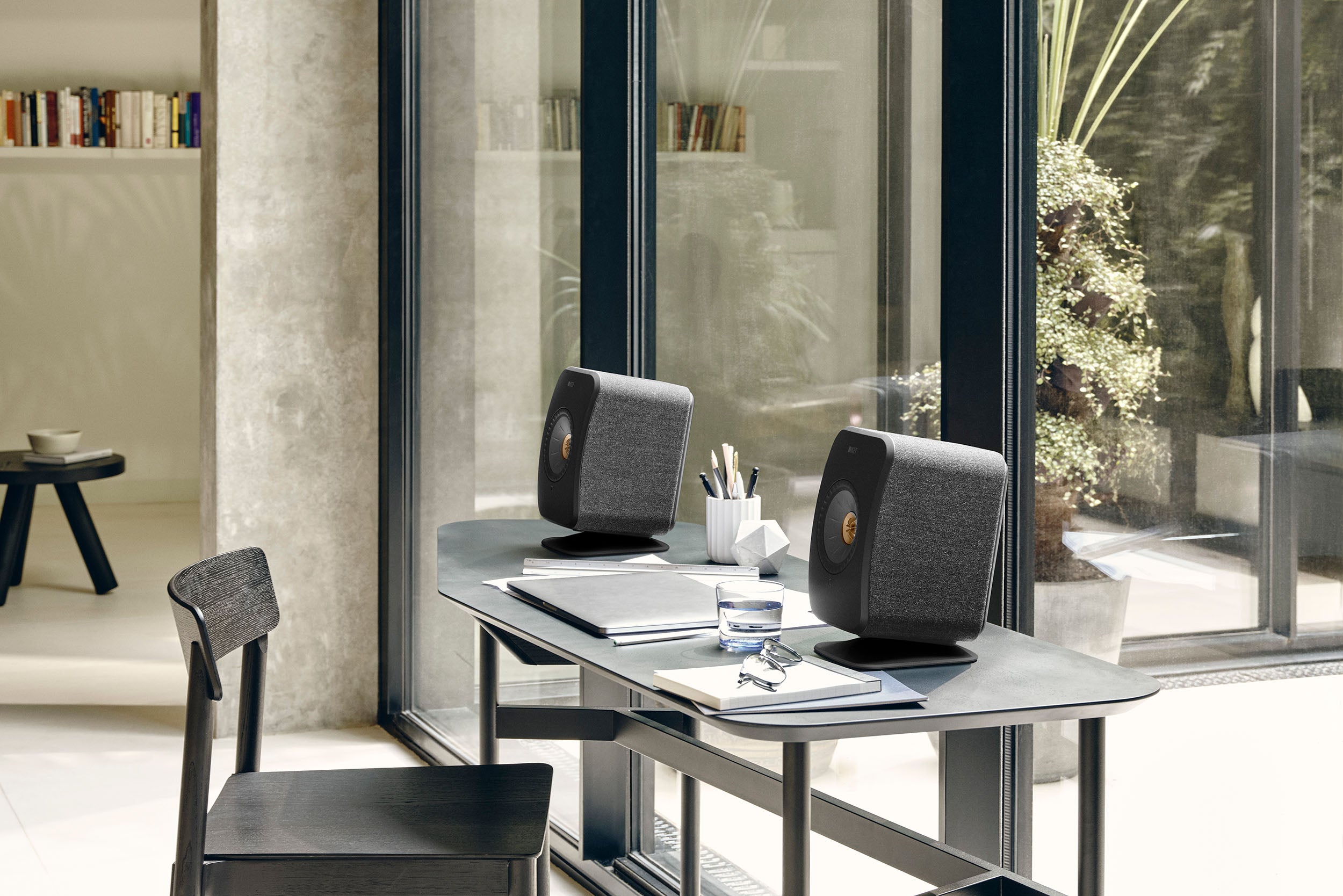 KEF P1 Desk Pad - Floor stands and brackets - Lydspecialisten